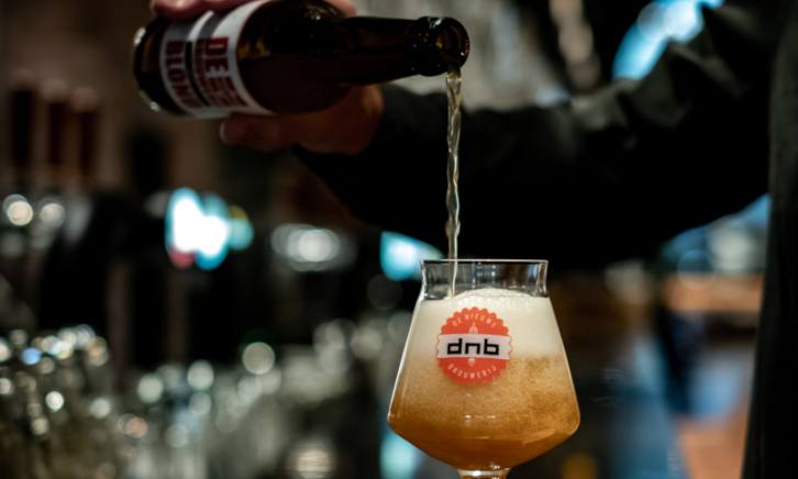 Nieuwe Brouwerij bier inschenken